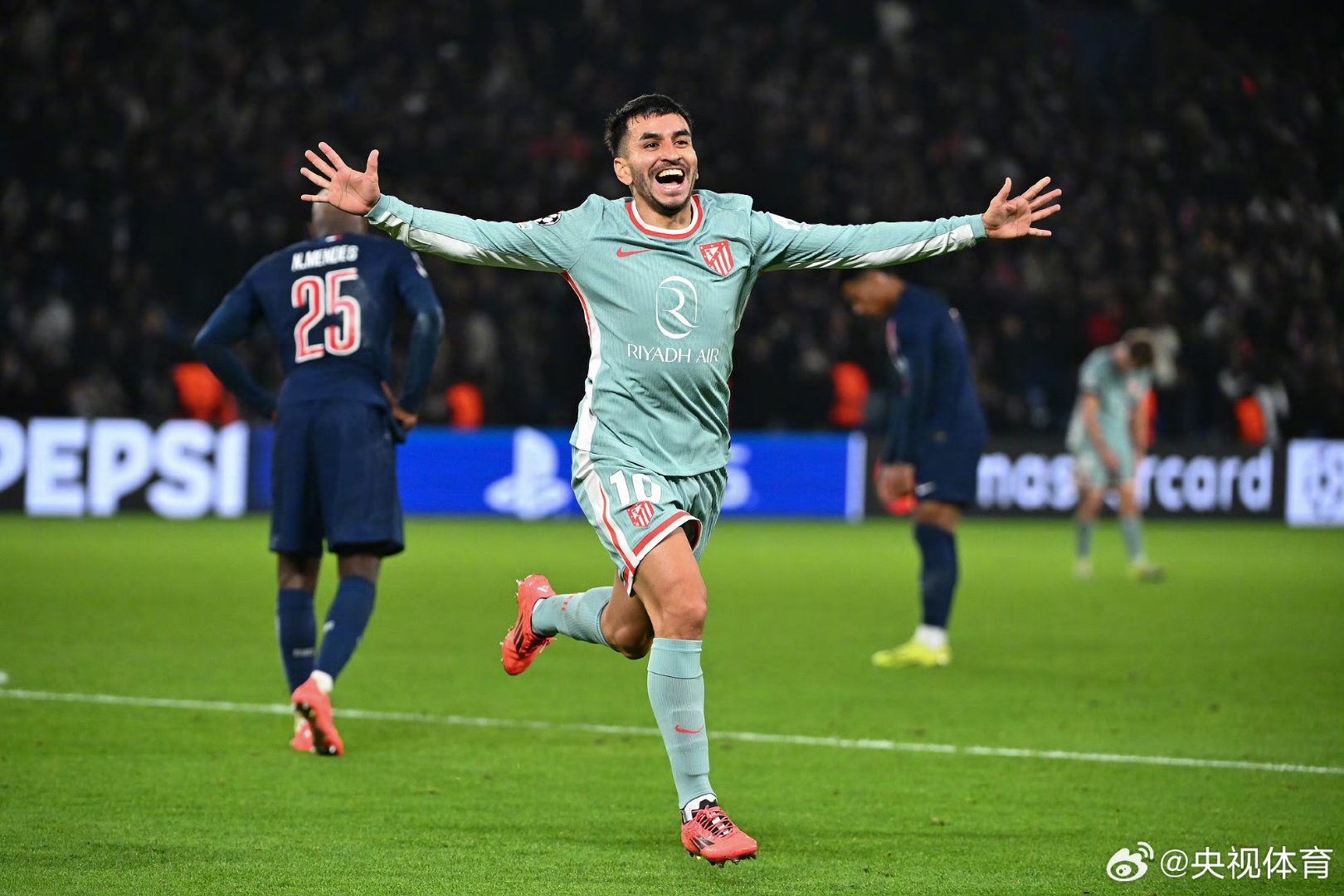 巴黎轻取塞维利亚，莱万点燃赛场