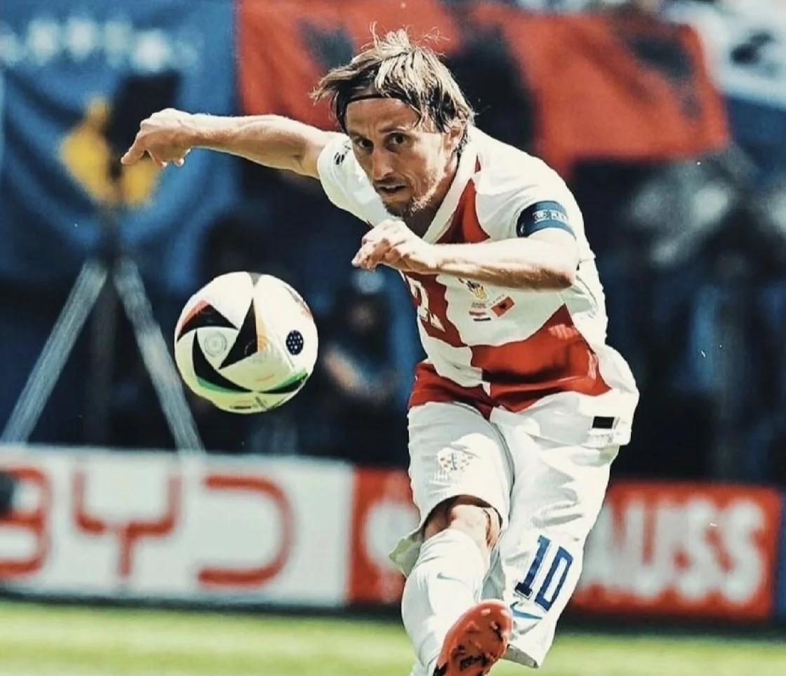 开云sport-葡萄牙翻盘波兰，莫德里奇高光表现